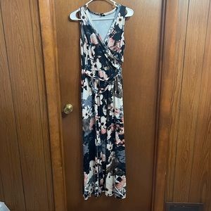 Sleeveless maxi dress. Size M.